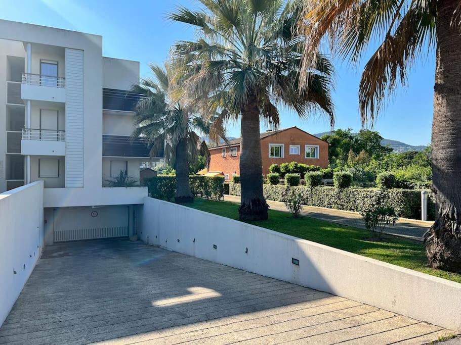 Luxury 3 Piece Garden Apartment In Cannes Marina มองเดอลิเยอลานาปูล ภายนอก รูปภาพ